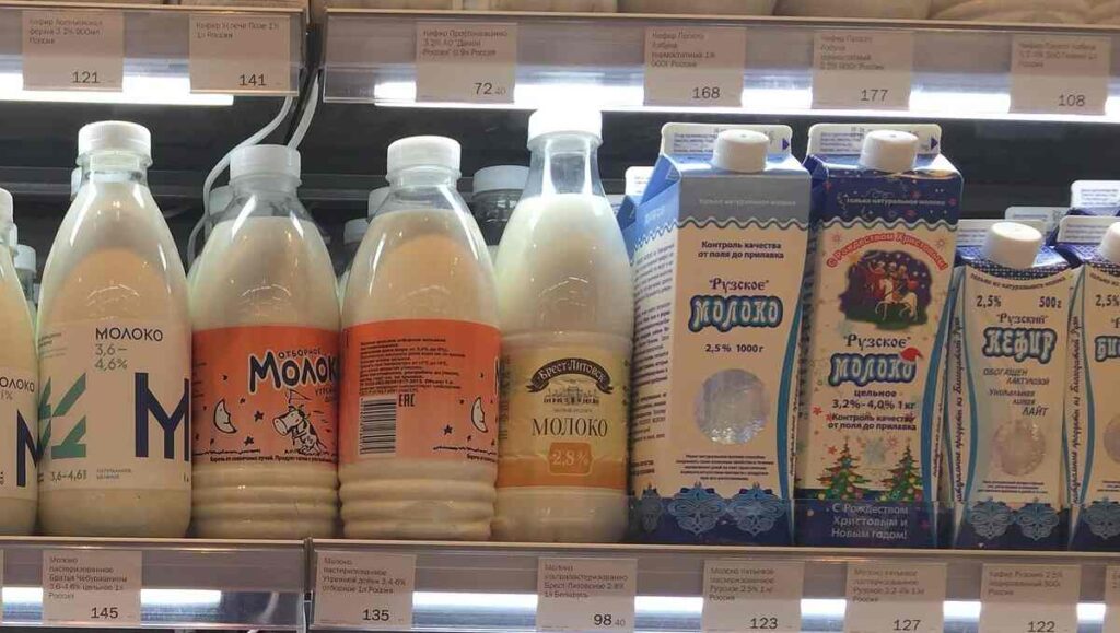 Diferentes tipos de leche en una nevera