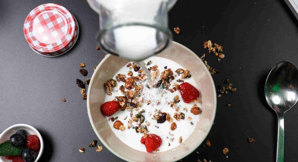 PLATO CON CEREAL Y LECHE