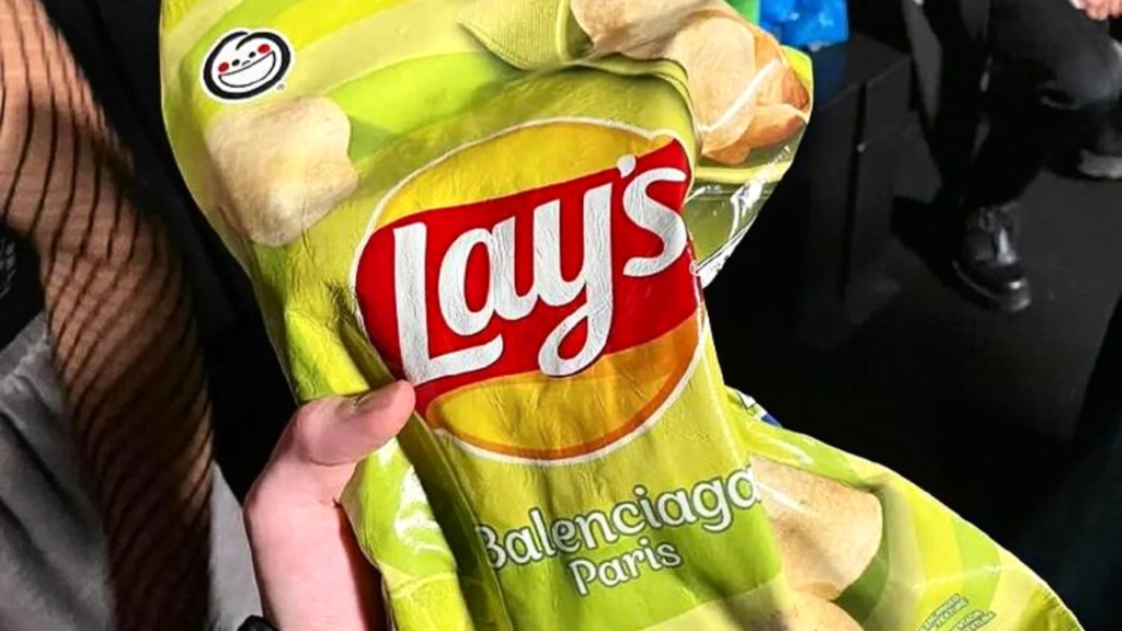 balenciaga cartera lays