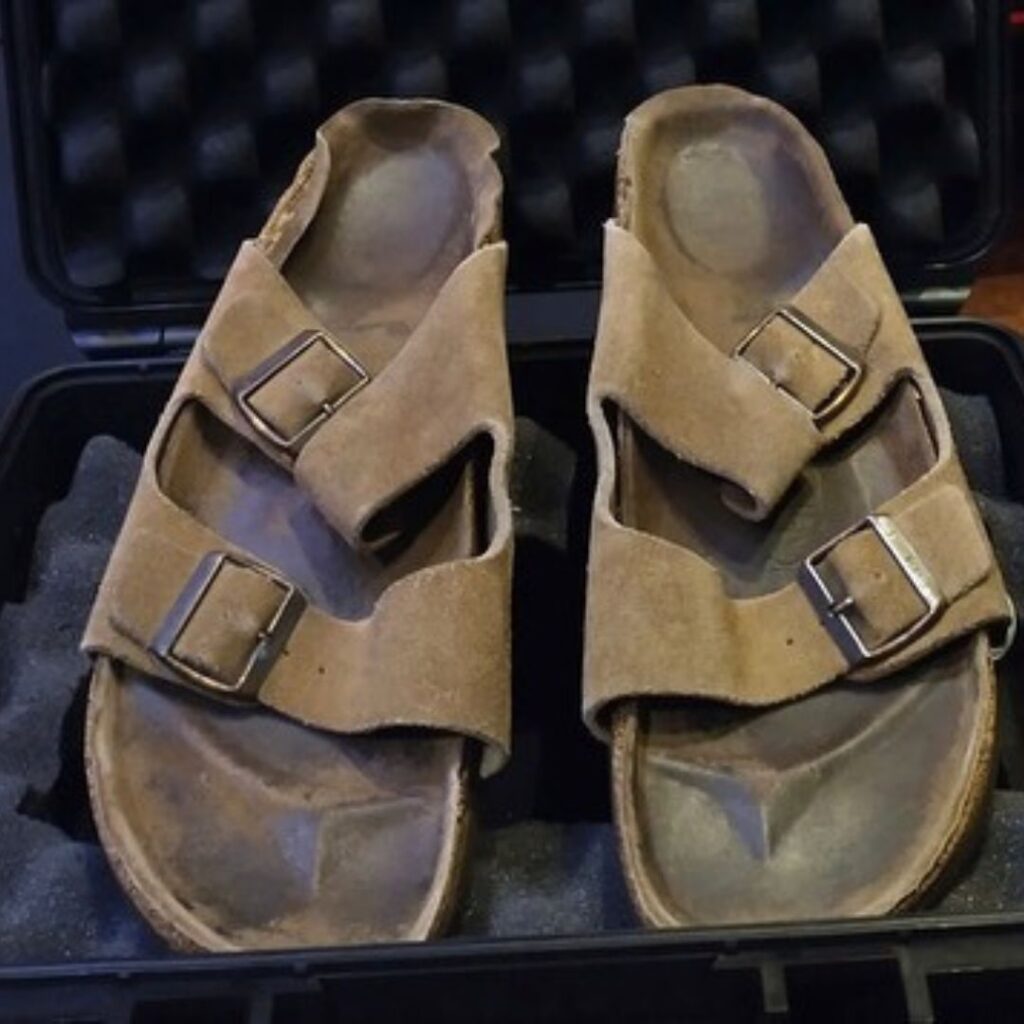 por cuanto subastaron las sandalias de steve jobs