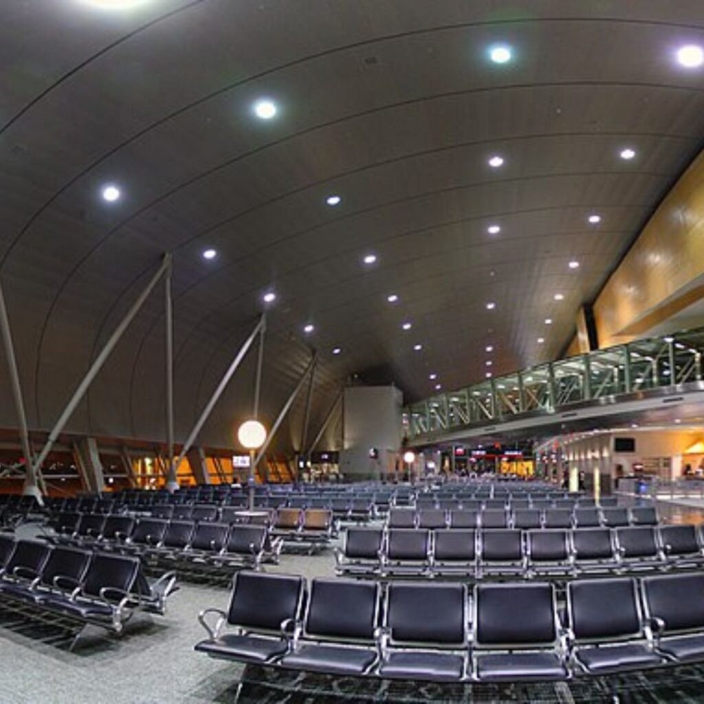 Cual aerolínea del aeropuerto de Miami viaja a manaos
