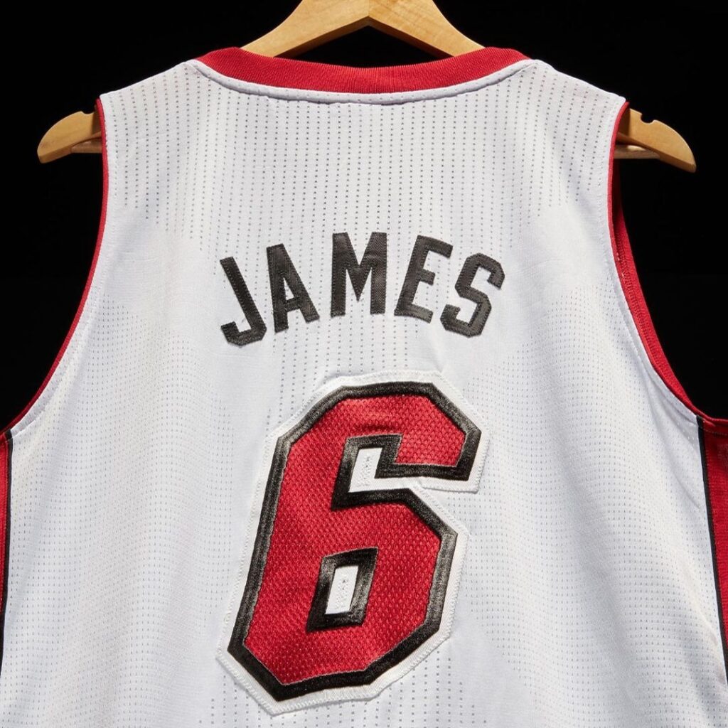cual camiseta subastaron de lebron james