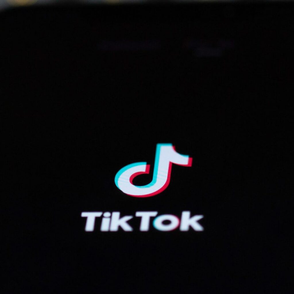 por que la universidad de miami sugirio dejar de usar tiktok a sus estudiantes?