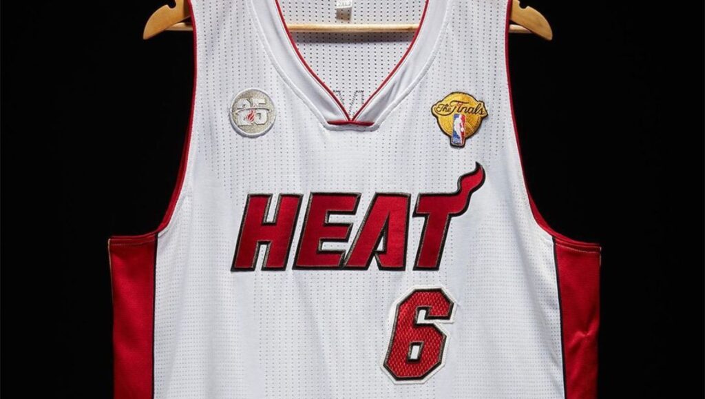 por cuanto vendieron la camiseta de lebron james