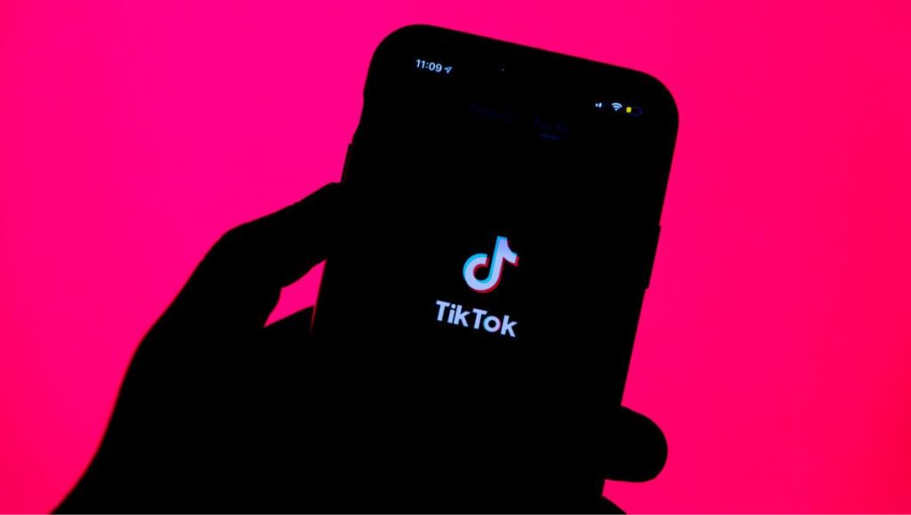 cual universidad de miami sugirio dejar de usar tiktok a sus estudiantes?