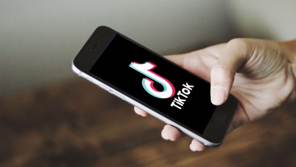 tiktok tiene un boton secreto que hace los videos virales?