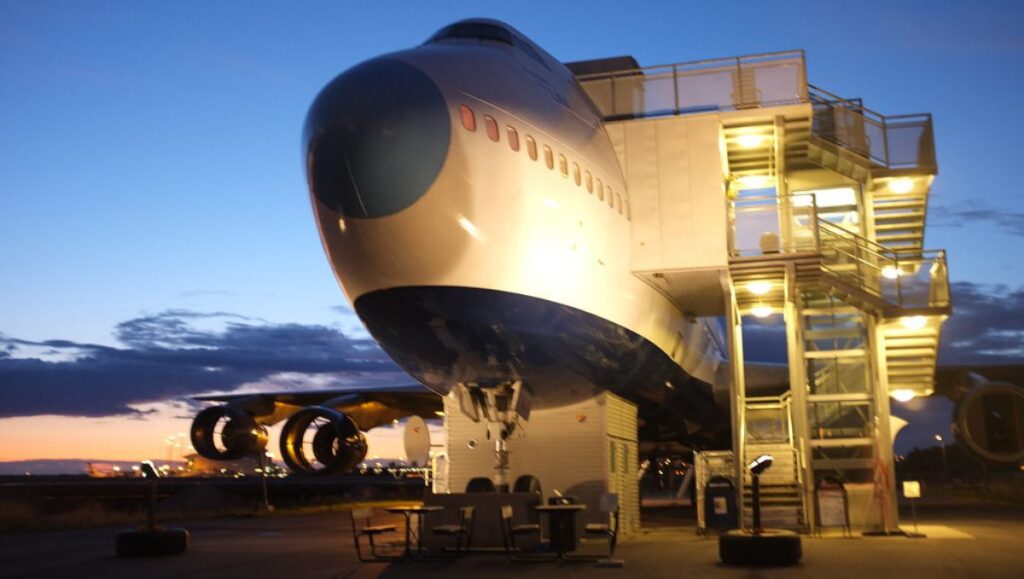 cual es el nombre del hotel en el avion boeing 747