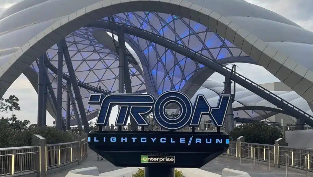 cuando es la apertura de la montaña rusa tron disney world