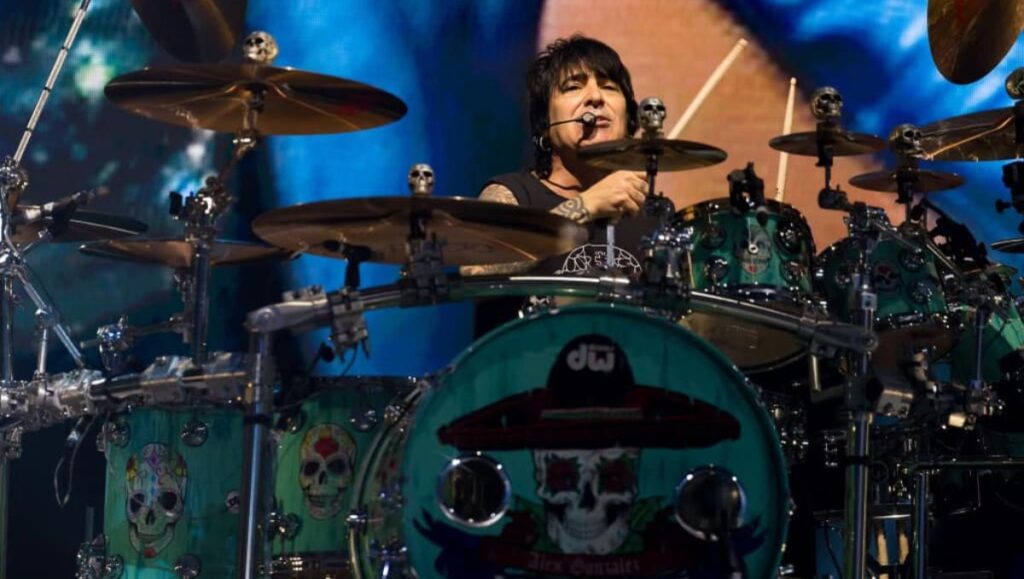 quien diseño la tarola tributo a Alex González de Maná?