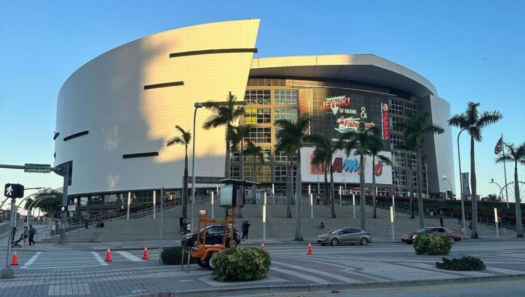 quien es el nuevo patrocinador de miami dade arena?